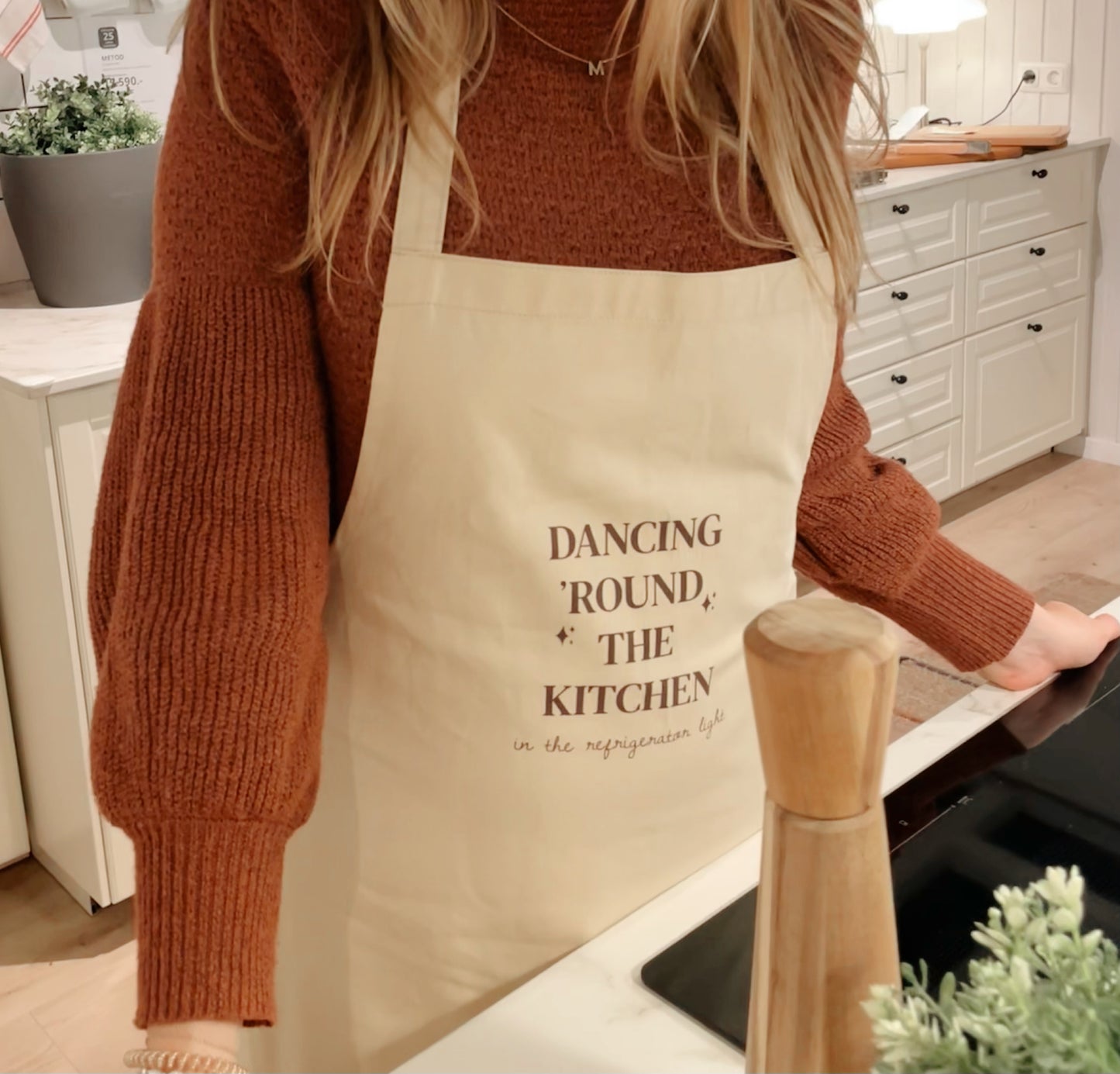 Tay Tay Apron „dancing round the kitchen“ (PREORDER)